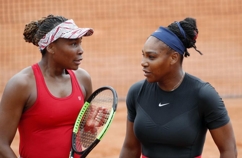 Venus, a la izquierda, y Serena Williams hablan durante un partido de dobles en el Abierto de Francia en 2018.
