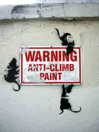 <p>Noch einmal Banksy: Dieses Schild informiert die Bürger darüber, dass die Farbe das Erklimmen der Hauswand unmöglich macht … was diese Mäuse nicht von ihrem Spiel abhält. (Foto: Smashing Magazine, Banksy) </p>