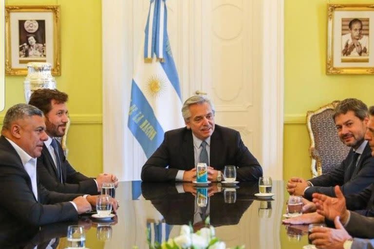 El presidente Alberto Fernández junto con Alejandro Domínguez, titular de Conmebol, Claudio Tapia, de AFA, Matías Lammens, Ministro de Turismo y Deporte, y Sergio Massa, presidente de la Cámara de Diputados