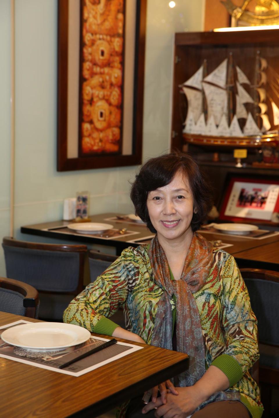 楊曼雲在開了24年的「磐石坊」餐廳，重現她孩童到少女時期嘗過的印尼料理，這些充滿濃郁香料氣息的食物，成了印尼新移民、印尼華僑思鄉時的味蕾撫慰。