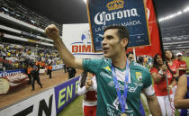 <p>Cuando el mundo del futbol lo mandaba a descansar, el ‘Kaiser’ fichó para el León de la Liga MX. Con ellos consiguió el bicampeonato en 2013-14. / Foto: Getty Images </p>