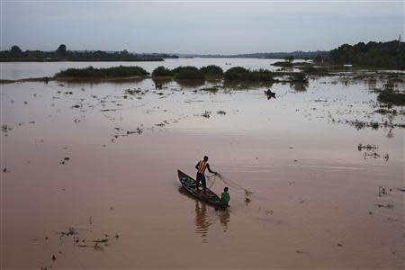 Men fish in the Niger River in Niamey, September 14, 2013. REUTERS/Joe Penney