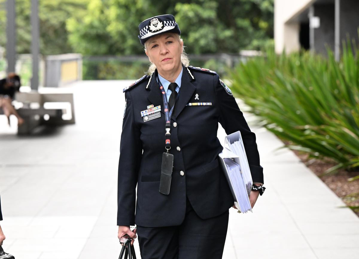 La police du Queensland a promu un officier qui a qualifié son collègue de “tête de serviette” et qui avait des antécédents d’intimidation
