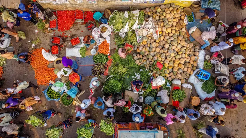 Personas en un mercado de alimentos