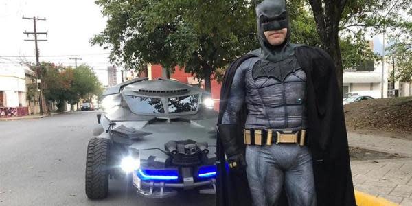 Batman apareció con su batimóvil en las calles de México para luchar contra el coronavirus