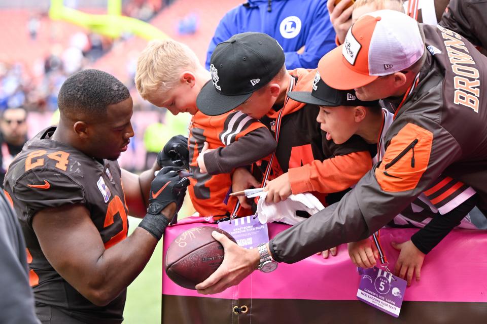 Browns running back Nick Chubb signs autographs for fans on Oct. 9, 2022.