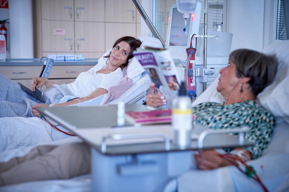 Als regelmäßige Dialysepatientinnen kennen sich Caren Blumberg (Christina Hecke, links) und Frau Niewohl (Doris Plenert) inzwischen sehr gut. (Bild: ZDF / Guido Engels)