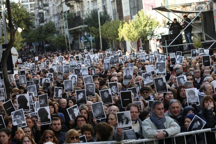 Familiares de víctimas participan en la conmemoración del aniversario del atentado a la sede judía AMIA en Buenos Aires (Argentina). EFE/Archivo