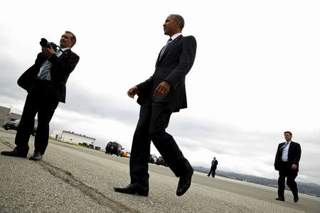 U.S. President Barack Obama walks from Air Force One upon his arrival in San Francisco April 8, 2016. REUTERS/Kevin Lamarque
