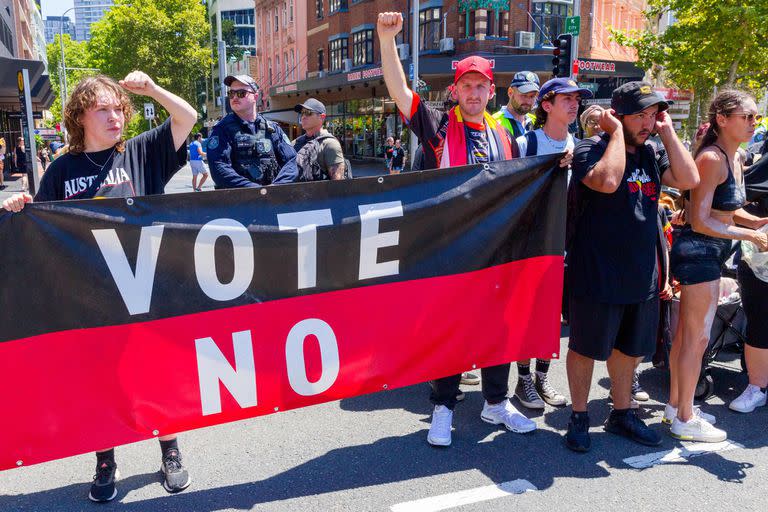 Miles de personas protestan por el ‘Día de la invasión’ durante el feriado del Día de Australia en Sidney, el 26 de enero de 2023