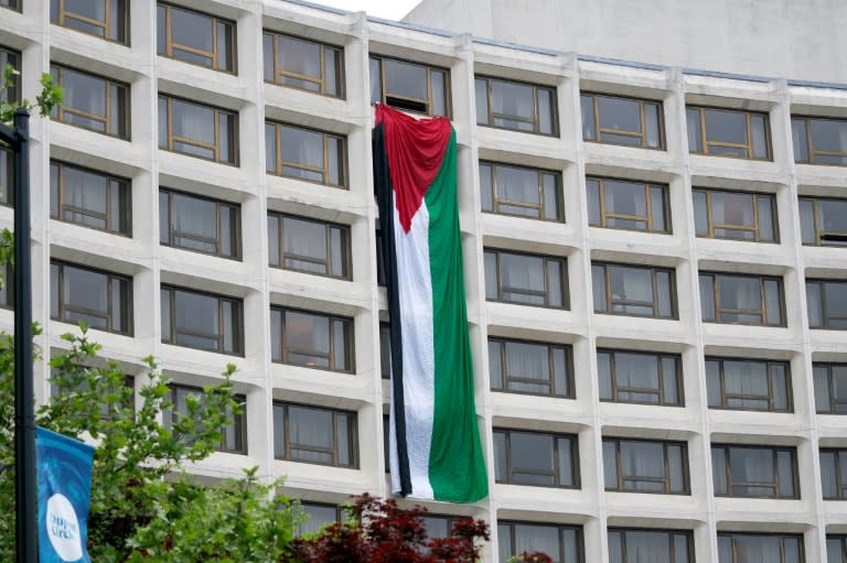 Manifestantes cuelgan una bandera palestina del hotel Hilton de Washington mientras se concentran ante la cena de la Asociación de Corresponsales de la Casa Blanca (Andrew thomas)