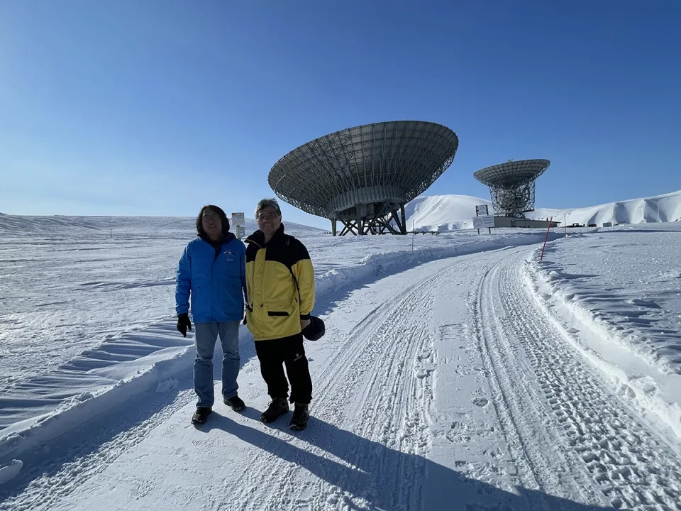 中大錢樺、劉正彥教授先前赴極地，背景為斯瓦爾巴歐洲高層大氣大氣雷達站EISCAT。（圖：錢樺教授提供）