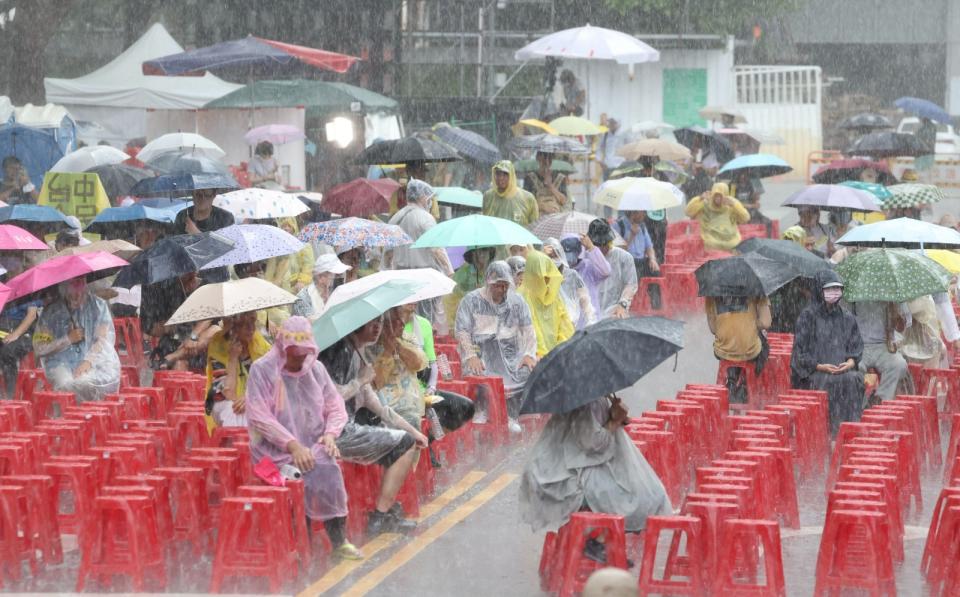 立法院表決覆議案，青鳥行動濟南路現場下起大雨。廖瑞祥攝