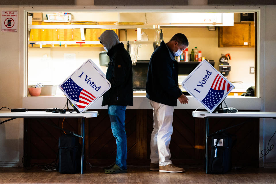 † Reflejan estimaciones del Times del margen de voto final una vez que se cuenten todos los votos. * En Maine y Nebraska, dos votos electorales se asignan al ganador del voto popular estatal y el resto de los votos se dan al ganador del voto popular en cada distrito del Congreso. (Maine tiene dos distritos electorales y Nebraska tiene tres). El error de la encuesta en 2016 se calcula utilizando promedios de las encuestas estatales realizadas dentro del margen de una semana del día de las elecciones.
