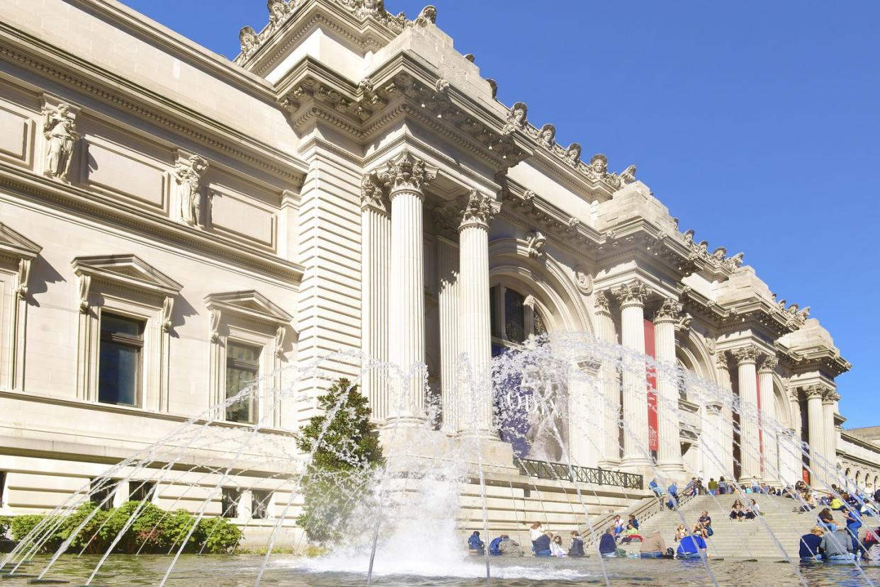 the front of the metropolitan museum new york