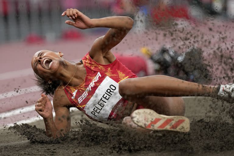 Ana Peleteiro obtuvo la medalla de bronce en salto triple en los Juegos Olímpicos Tokio 2020; la española se queja de recibir trato diferente a raíz de su raza.