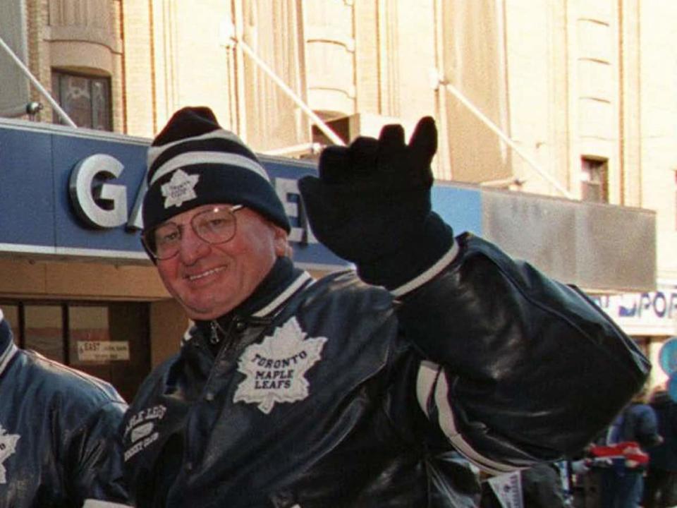 A car carrying Toronto Maple Leaf alumnus Jim Pappin passes by Maple Leaf Gardens in Toronto in a parade to the Leafs' new arena, the Air Canada Centre (now Scotiabank Arena), on Feb. 19, 1999. (Kevin Frayer/The Canadian Press - image credit)