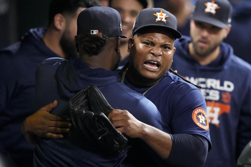 El dominicano Framber Valdez, abridor de los Astros de Houston, festeja en la cueva durante el segundo juego de la Serie Mundial ante los Filis de Filadelfia, el sábado 29 de octubre de 2022 (AP Foto/David J. Phillip)