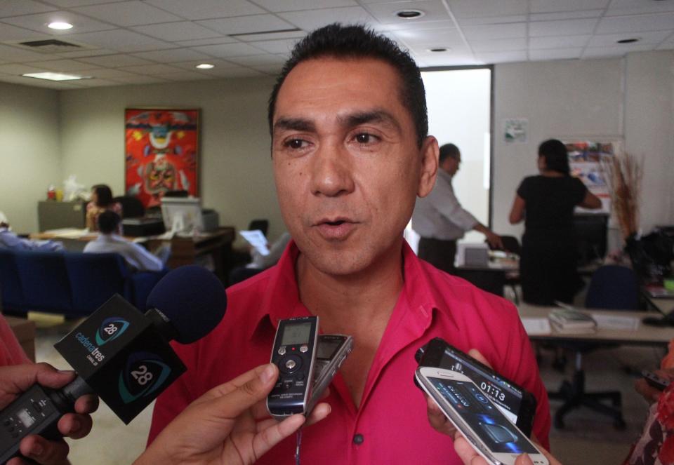 Fugitive former mayor Jose Luis Abarca speaks to the media in Chilpancingo in this October 29, 2013 file photo. Mexican police have captured fugitive former mayor Abarca and his wife who the government says were the probable masterminds behind the abduction of 43 student teachers feared massacred in September, officials said on November 4, 2014. Police working with a local drug gang in the southwestern city of Iguala abducted the students after clashes there on the night of September 26, sparking a huge manhunt and embarrassment for President Enrique Pena Nieto. Picture taken October 29, 2013. REUTERS/Stringer/Files (MEXICO - Tags: POLITICS CRIME LAW CIVIL UNREST)