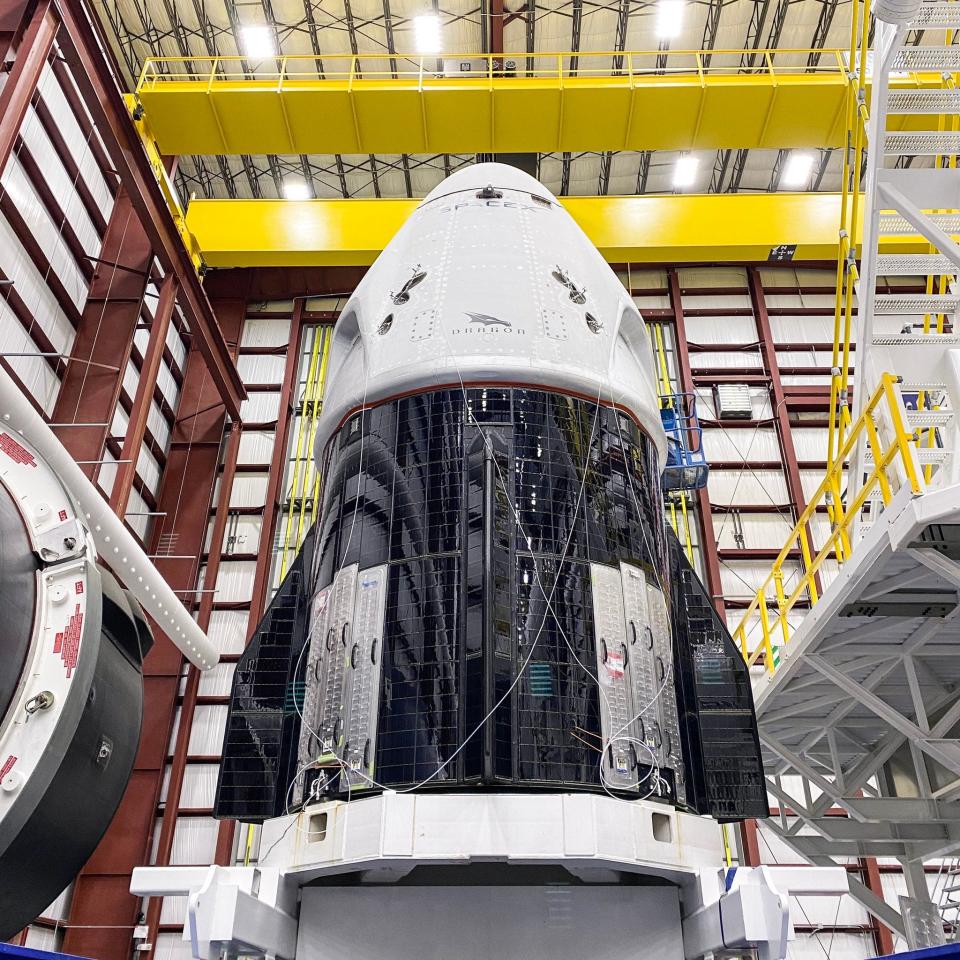 spacex crew dragon spaceship demo2 demo 2 hangar kennedy space center ksc EYgh5jHX0AU9m8V