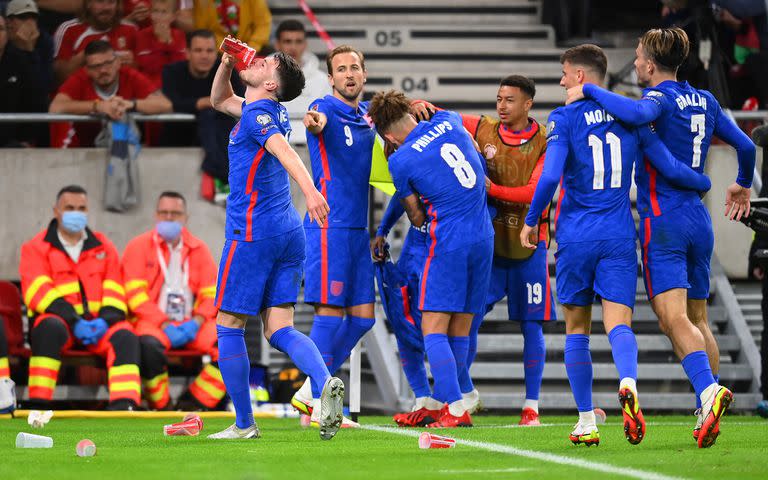 Declan Rice, jugador inglés, toma de un vaso que le arrojaron desde la tribuna durante el partido frente a Hungría. Los locales no trataron bien a los jugadores de Inglaterra en el duelo por las eliminatorias europeas