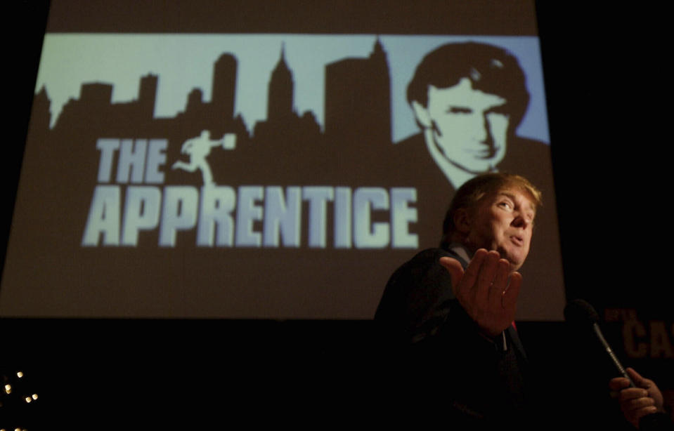 ARCHIVO - Donald Trump, en busca de concursantes para el programa de televisión "The Apprentice", es entrevistado en Universal Studios Hollywood el 9 de julio de 2004, en la sección de Universal City de Los Ángeles. Versiones sobre el comportamiento de Trump en "The Apprentice" han hecho resurgir acusaciones sobre si fue ofensivo con los concursantes negros en el programa. (Foto AP/Ric Francis, archivo)