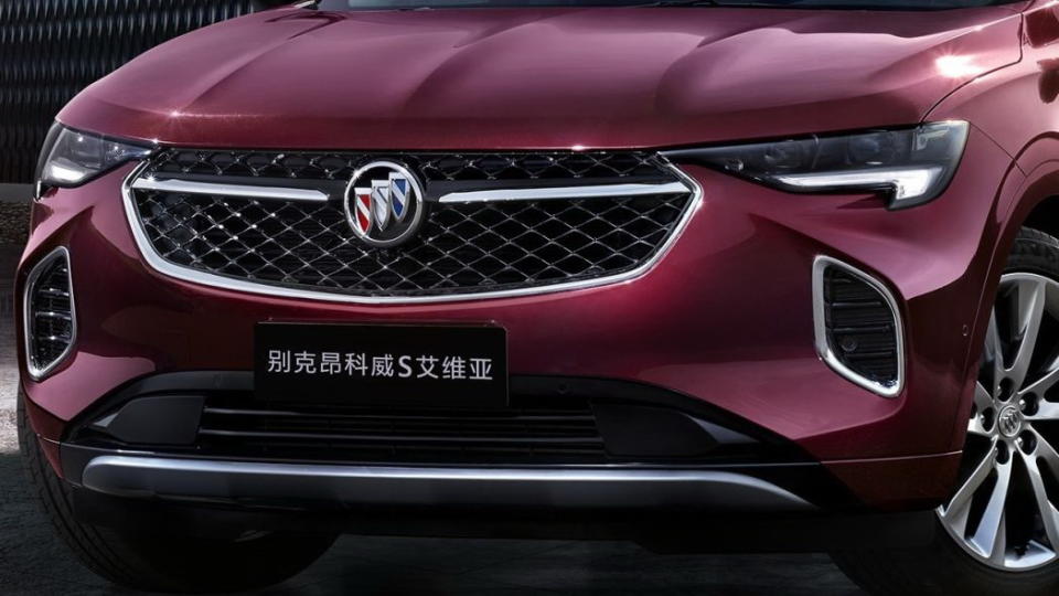圖／外觀部份，2021 Buick Envision改以品牌最新家族化設計呈現，車頭水箱罩與頭燈一氣呵成，兩側氣壩以高質感鍍鉻飾框裝飾，展現出豪華跨界休旅的氣勢。