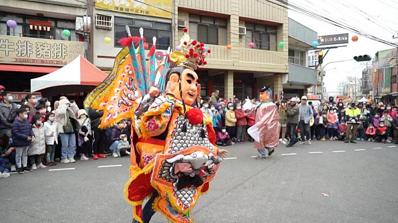 頂番婆鬧元宵踩街　點亮鹿港燈會主燈