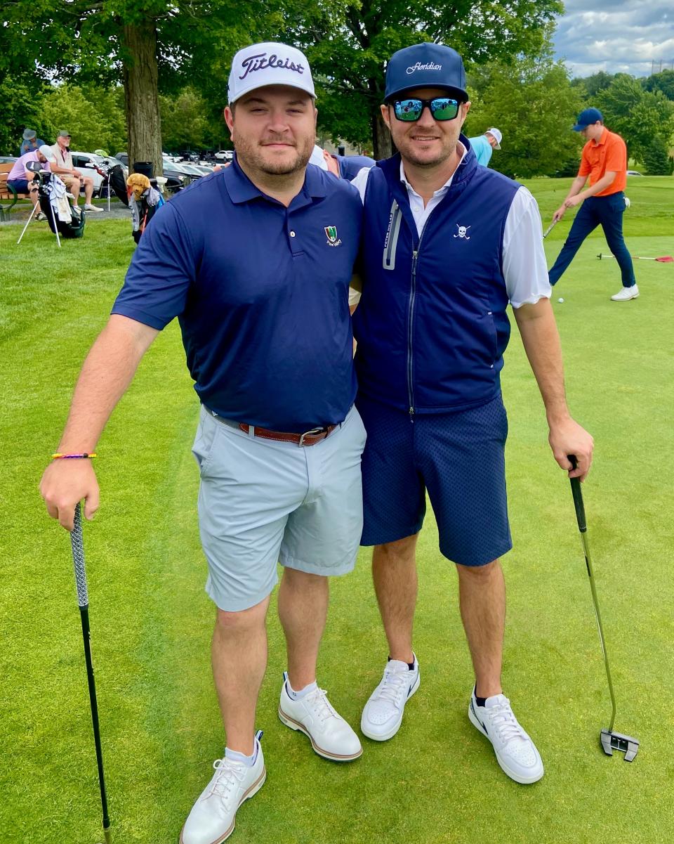 De izquierda a derecha, Nick Maccario y Kyle Tibbetts posan en el green antes de que su 62 en la ronda final los llevara al campeonato Walter Cosgrove Four-Ball.