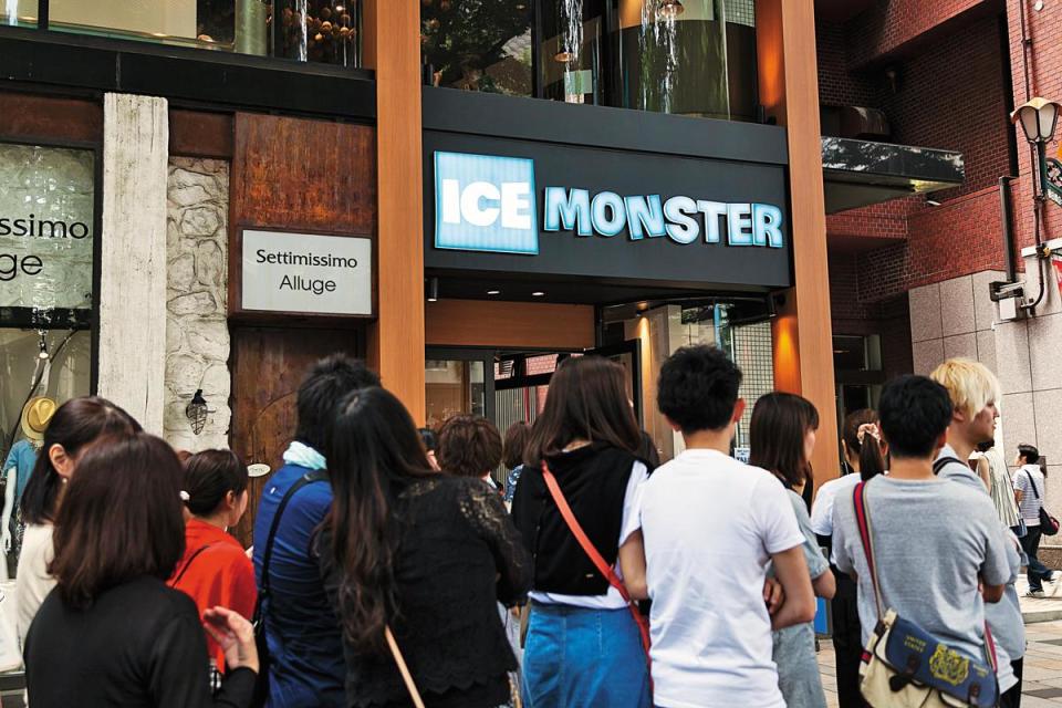 ICE MONSTER日本表參道店於2015年開幕，吸引排隊人潮。（東方IC）