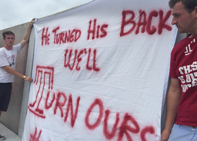 Temple fans show they aren't in support of Joe Paterno. (Yahoo Sports)
