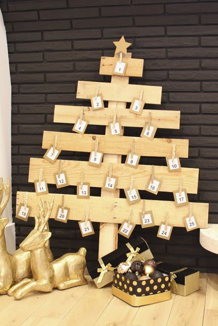 14) Advent Calendar Pallet Christmas Tree