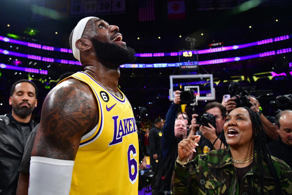 L'attaquant des Lakers de Los Angeles LeBron James célèbre avec sa mère, Gloria James, après avoir établi le record de tous les temps de la NBA au troisième trimestre le 7 février 2023, contre le Thunder d'Oklahoma City à la Crypto.com Arena de Los Angeles.  (Gary A. Vasquez/USA TODAY Sports)