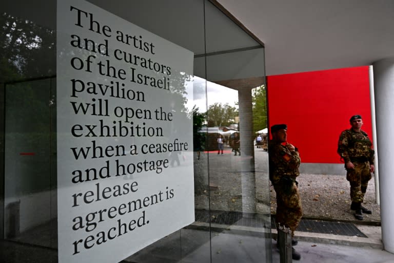 Unos soldados italianos hacen guardia ante el pabellón israelí en la pre-ianuguración de la 60ª Bienal de arte de Venecia, en Italia, el 16 de abril de 2024 (Gabriel Bouys)