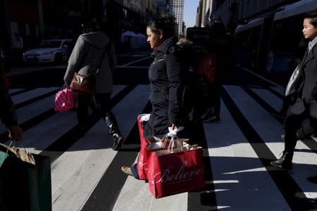 Shoppers cross 34th St. in Herald Square in the Manhattan borough of New York, November 24, 2015. REUTERS/Brendan McDermid