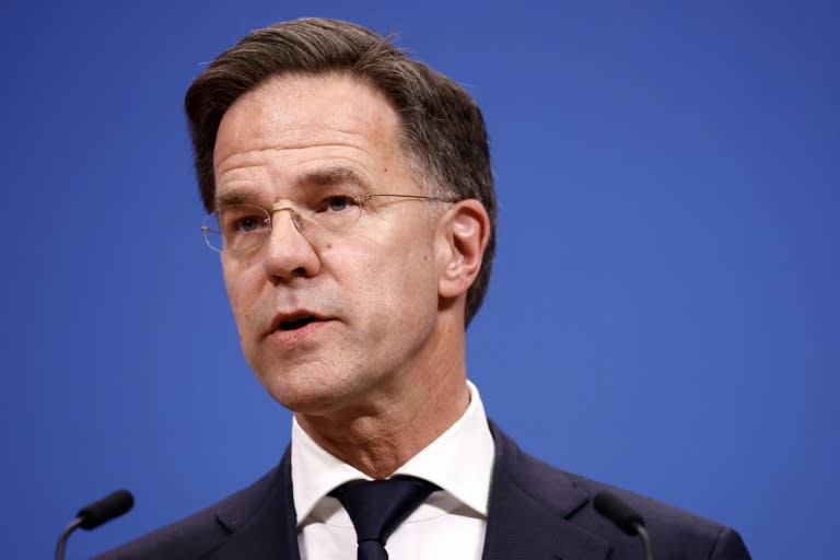 Le Premier ministre néerlandais Mark Rutte parle lors d'une conférence de presse à Bruxelles, le 17 avril 2024 (KENZO TRIBOUILLARD)