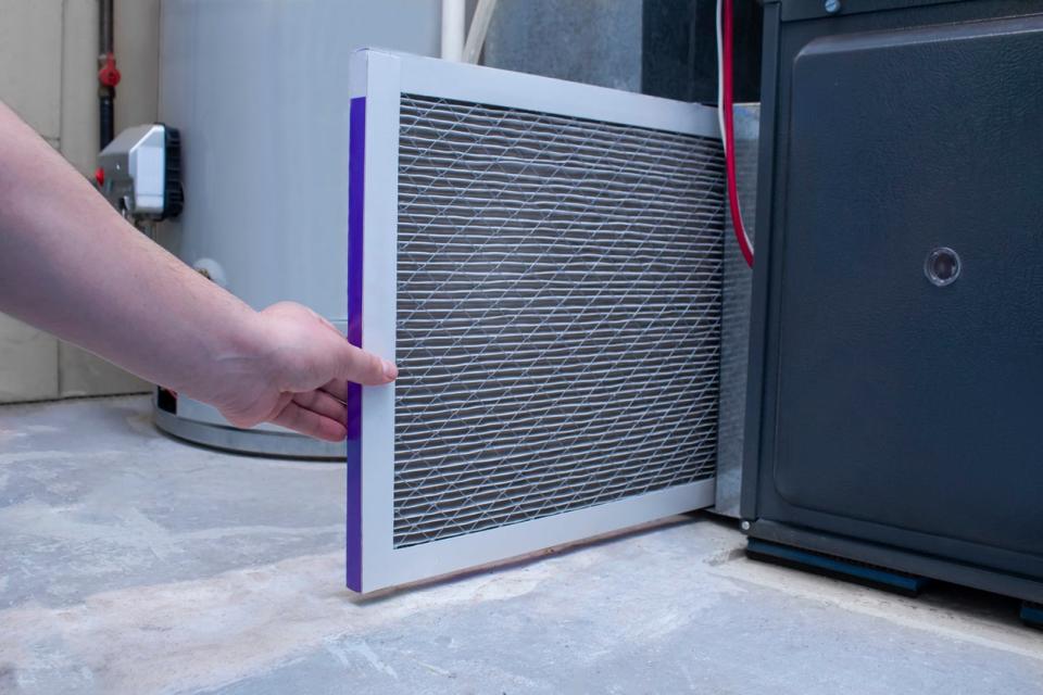 iStock-1308363658 must dos December changing furnace filter