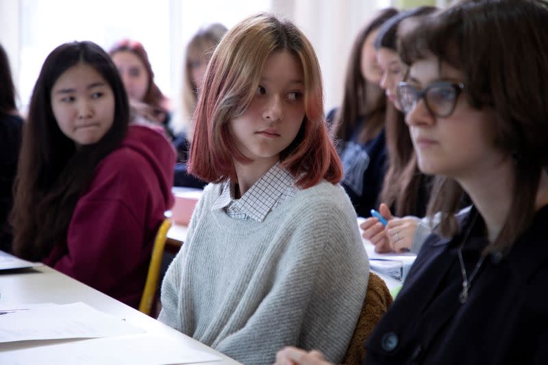 Paris high school welcomes Ukrainian refugee twins who fled Kyiv