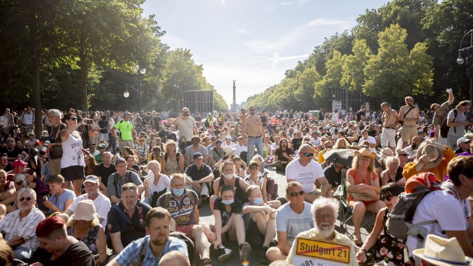 Trotz steigender Infektionszahlen haben Tausende Menschen in Berlin protestiert.