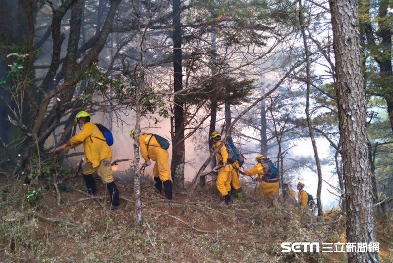 為了拯救、守護這片山林，這些救災人員相當辛苦，制服都被熏得黑黑的，全身也都是煙燻味。（圖／林務局嘉義林區管理處提供）