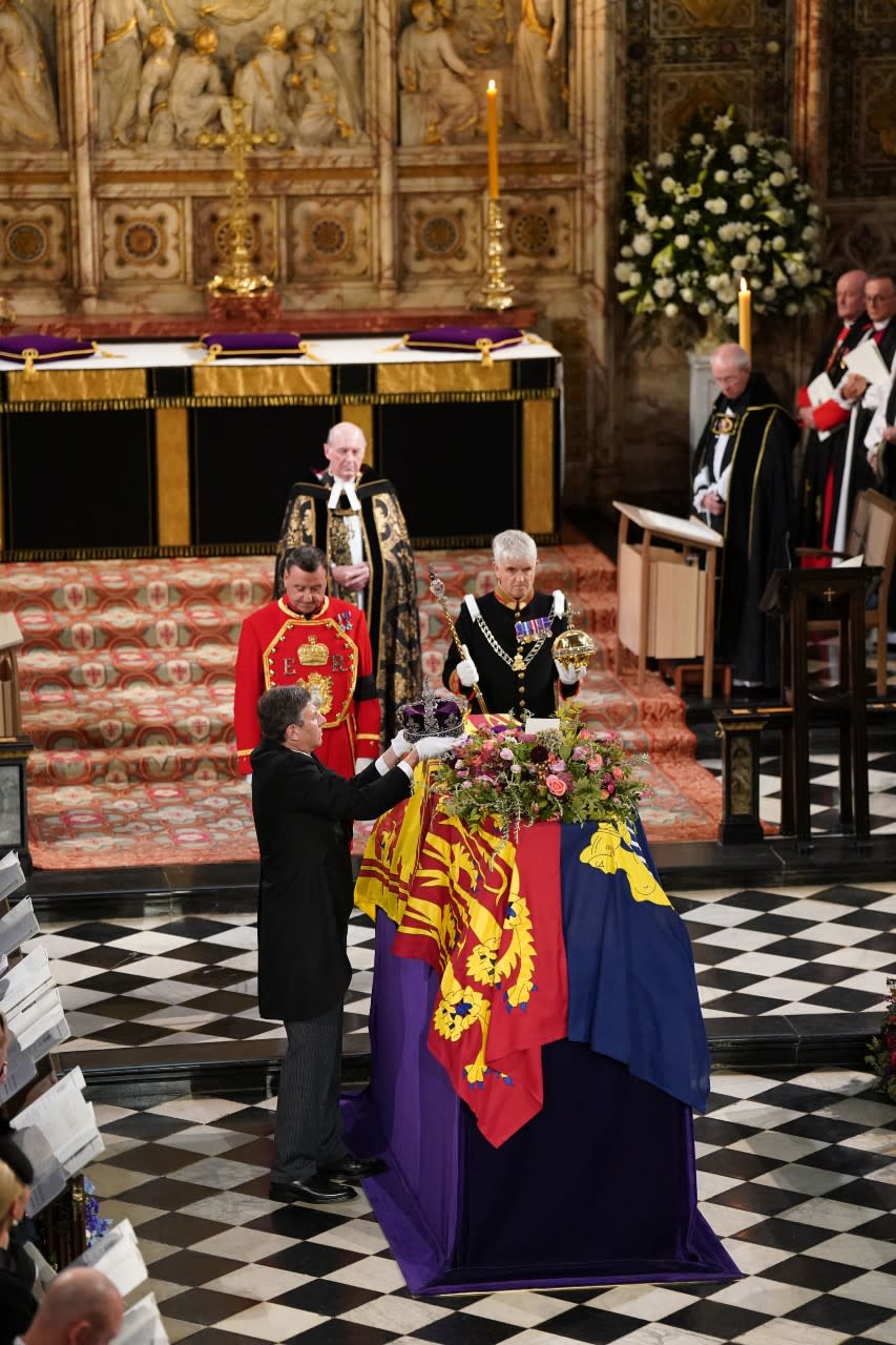 El momento en que retiran los símbolos de la monarquía del féretro de Isabel II como señal de "servicio cumplido".