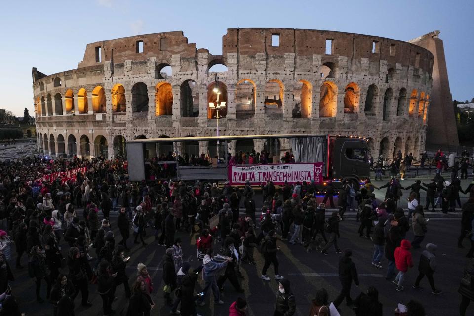 Manifestantes marchan para conmemorar el Día Internacional para la Eliminación de la Violencia contra la Mujer frente al Coliseo de Roma, el sábado 25 de noviembre de 2023. (AP Foto/Alessandra Tarantino)