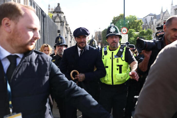 Foto del viernes de David Beckham tras presentar sus respetos a la reina Isabel en Londres