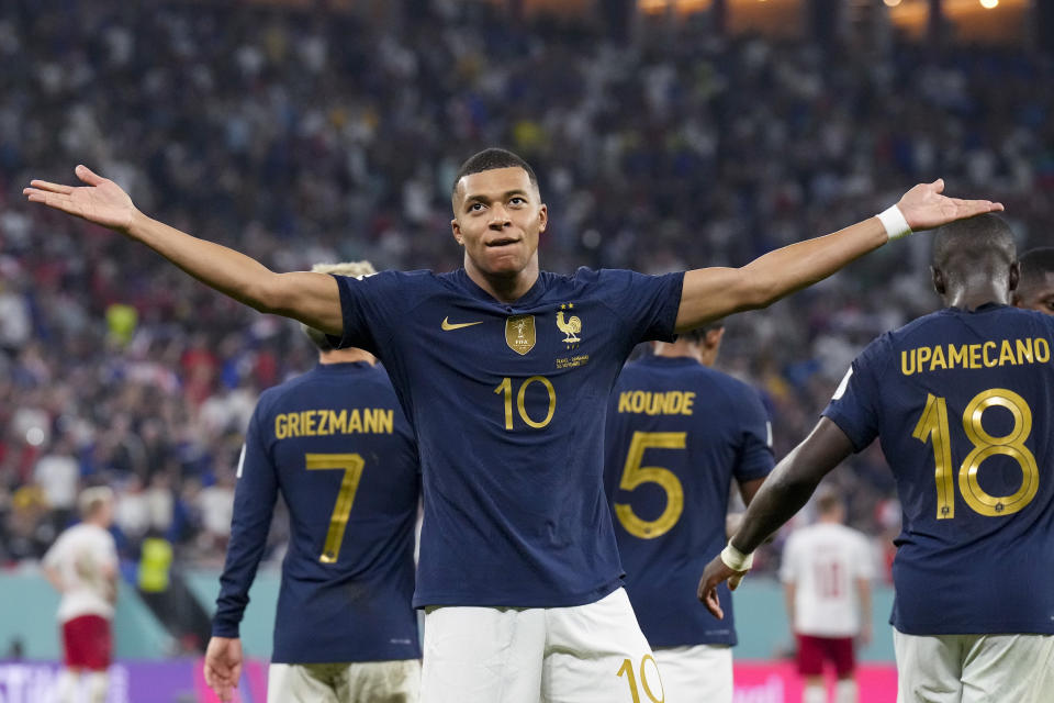 Kylian Mbappé celebra tras anotar el primer gol de Francia en la victoria 2-1 ante Dinamarca en el partido por el Grupo D del Mundial, el sábado 26 de noviembre de 2022, en Doha, Qatar. (AP Foto/Martin Meissner)