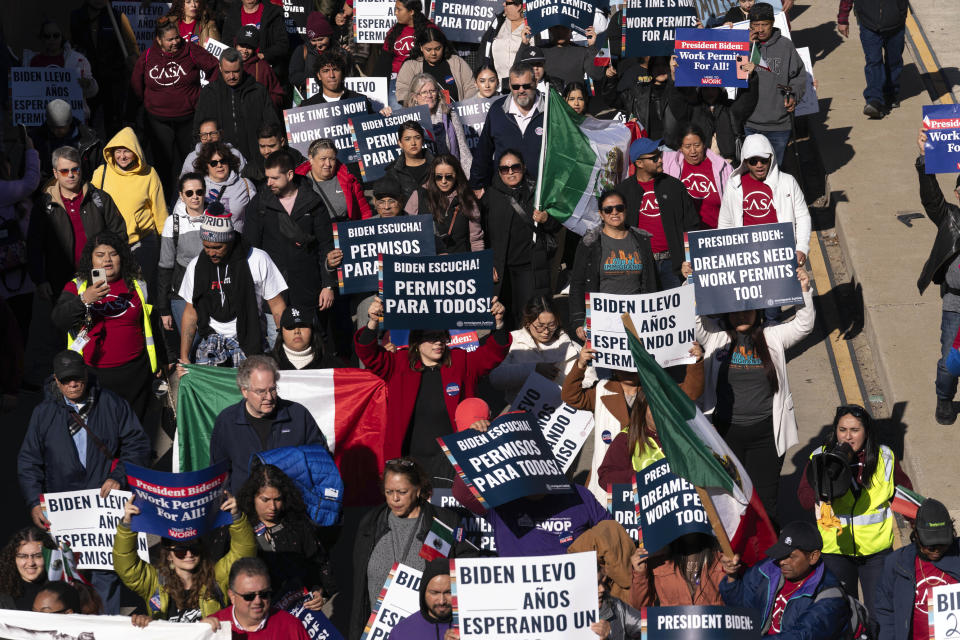 Inmigrantes que han estado en Estados Unidos durante años se manifiestan pidiendo permisos de trabajo para los programas de Acción Diferida para los Llegados en la Infancia (DACA) y Estatus de Protección Temporal (TPS) en Franklin Park en Washington, el martes 14 de noviembre de 2023. (AP Foto/José Luis Magana)