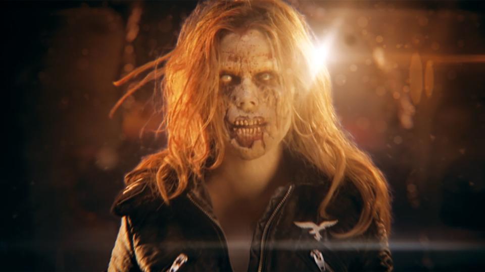 Na, hätten Sie sie erkannt? Erotik-Star Michaela Schaffrath spielt den weiblichen Nazi-Zombie Heidi Lönz. Sie wütet an Bord des Fliegers mit zwei riesigen Klingen an den Armen. (Bild: MFA+ / 2020 Fusebox Films GmbH)