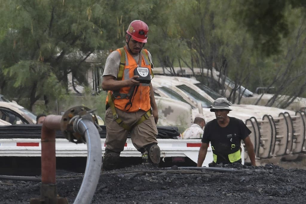 Des membres des équipes de secours près de la mine inondée au Mexique, mardi. - Pedro PARDO 