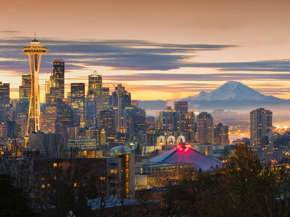 Seattle sparkles under Mount Rainier (Getty Images)