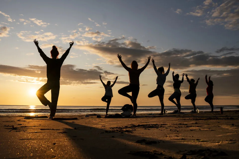 <p>Miembros del grupo Happy Seal Yoga practica en la Bahía Cayton, en Scarborough, al amanecer del Solsticio de Verano el miércoles 21 de junio de 2023. (Danny Lawson/PA via AP)</p> 