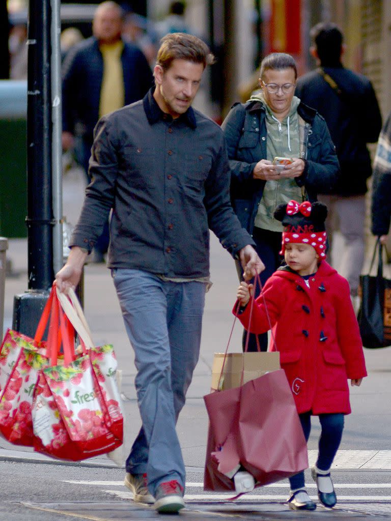 Bradley Cooper caminando con su adorable hija, Lea De Seine Shayk Cooper, en Nueva York (Grosby Group/)